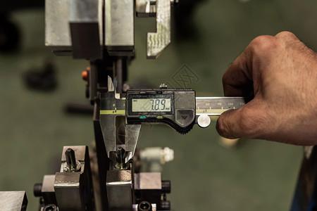 游标卡尺卡尺游标卡尺在工厂测量夹具的一部分报告圆筒泰国背景